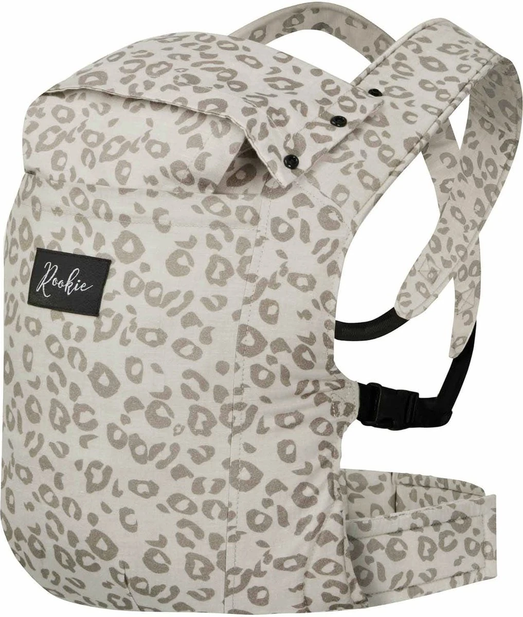 ROOKIE Baby Premium Draagzak- Design Buikdrager - Comfortabel En Ergonomisch - Pasgeboren Babydrager - Peuterdrager - Biologisch Katoen - Super Zacht - Unisex: Voor Mama En Papa (Leoprint Beige) - Afbeelding 4