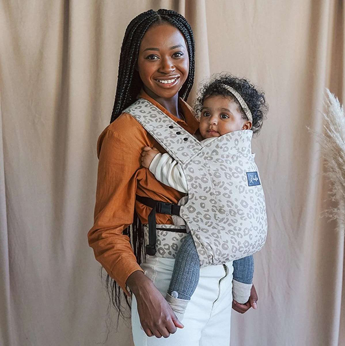 ROOKIE Baby Premium Draagzak- Design Buikdrager - Comfortabel En Ergonomisch - Pasgeboren Babydrager - Peuterdrager - Biologisch Katoen - Super Zacht - Unisex: Voor Mama En Papa (Leoprint Beige) - Afbeelding 7