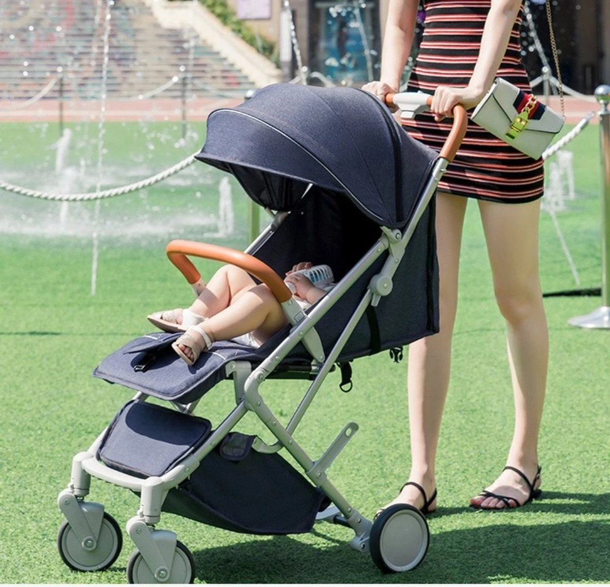 WOOSH New Buggy - Zwart - One Hand Folding - 3 Slaapstanden - Wandelwagen Tot 25 Kg - Regenhoes - Bekerhouder - Muggennet - Afbeelding 11