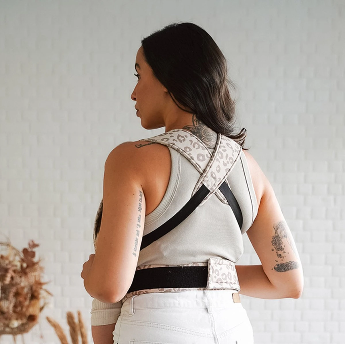 ROOKIE Baby Premium Draagzak- Design Buikdrager - Comfortabel En Ergonomisch - Pasgeboren Babydrager - Peuterdrager - Biologisch Katoen - Super Zacht - Unisex: Voor Mama En Papa (Leoprint Beige) - Afbeelding 5